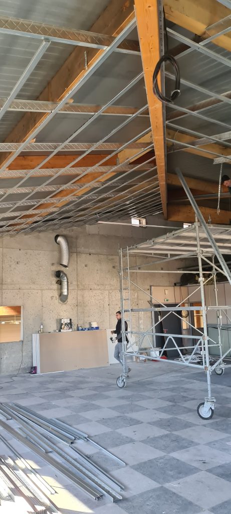Préparation de la structure pour plaques de plâtre lors de la restauration d'un local professionnel à Paris