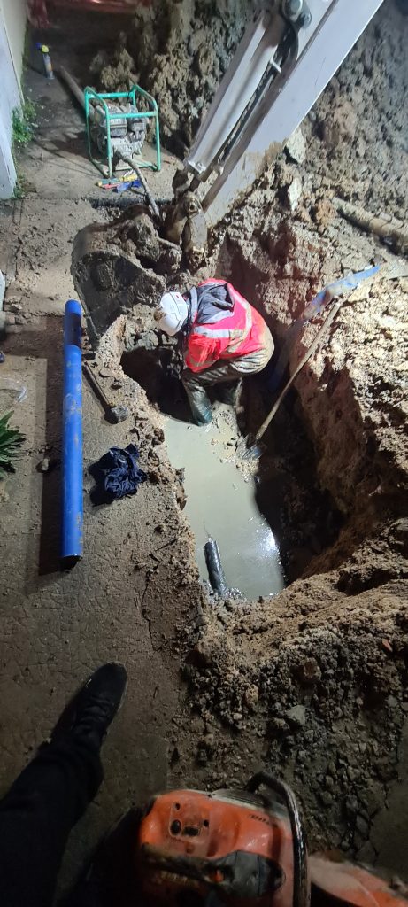 Ouverture d'une tranchée à la pelle pour accès fuite d'eau extérieure.