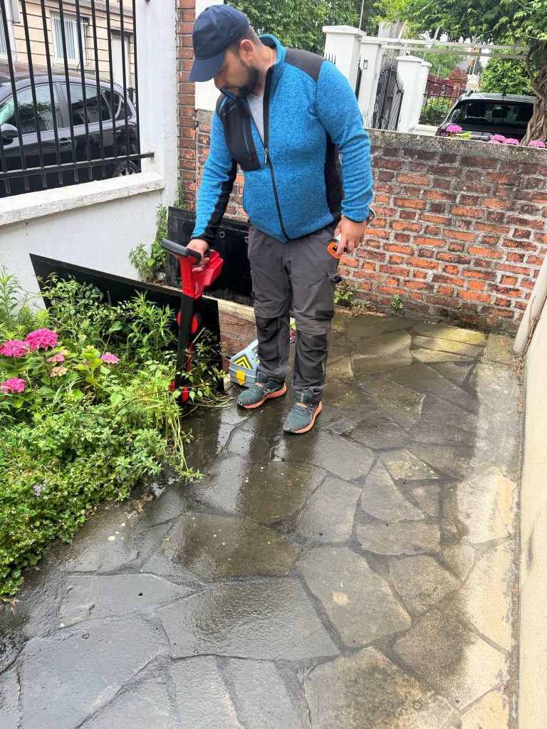 Technicien SOS Mon Plombier utilisant un localisateur électromagnétique pour une recherche et réparation de fuite à Tremblay-en-France.